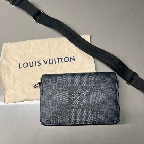 Limited Edition LV studio Messanger Bag - Picture 3 of 6
